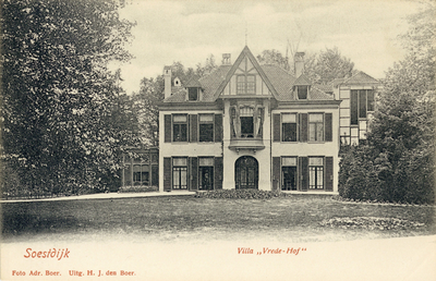 14396 Gezicht op de voorgevel van het huis Vredehof met omringend park (Vredehofstraat) te Soestdijk (gemeente ...